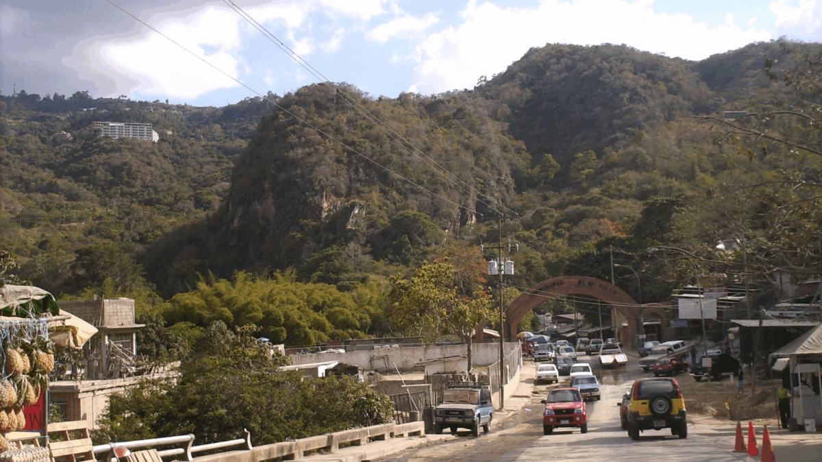 Rotura de tubería matriz en El Hatillo dejó dos heridos y provocó un hundimiento de carretera