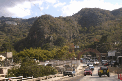 Rotura de tubería matriz en El Hatillo dejó dos heridos y provocó un hundimiento de carretera