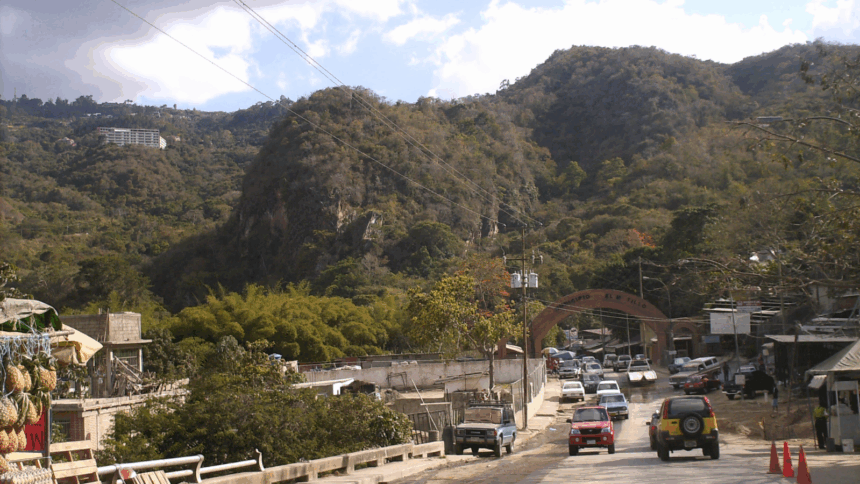 Rotura de tubería matriz en El Hatillo dejó dos heridos y provocó un hundimiento de carretera
