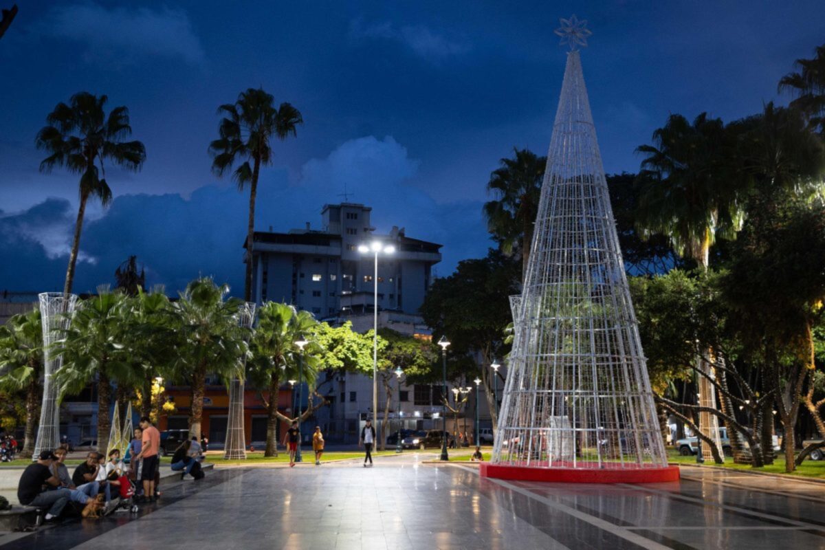 Los venezolanos viven el “adelanto” de la Navidad preocupados por la crisis: “No hay poder adquisitivo”