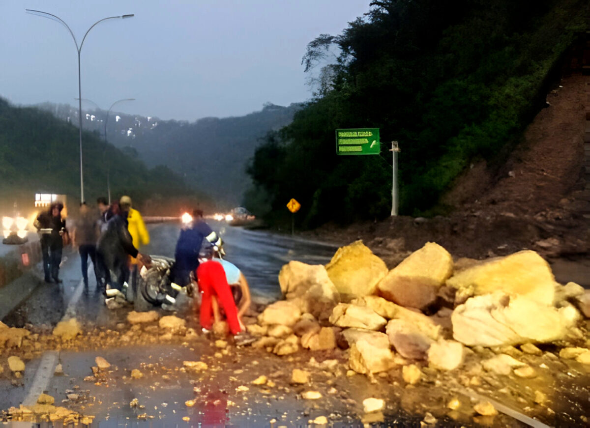 Lluvias ocasionaron derrumbes e inundaciones en vías de la Gran Caracas