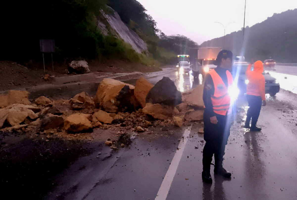 Lluvias ocasionaron derrumbes e inundaciones en vías de la Gran Caracas