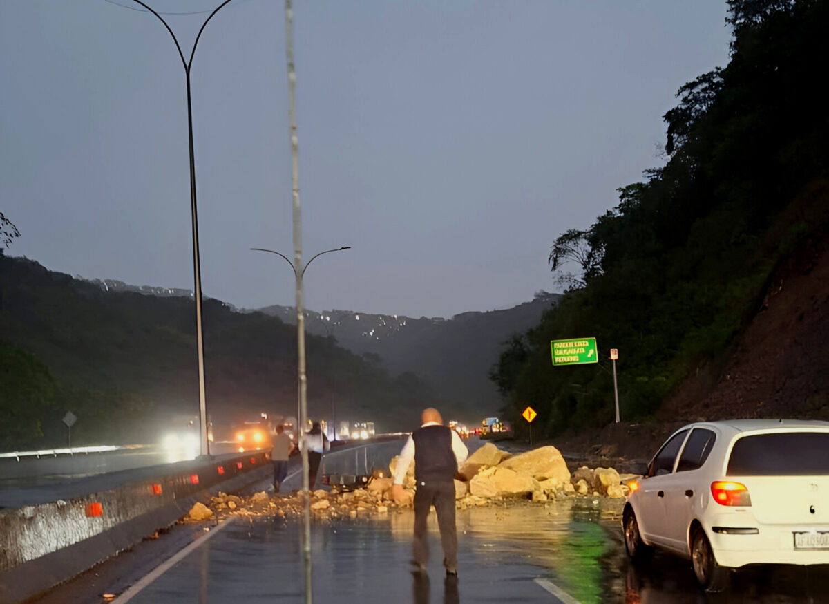 Lluvias ocasionaron derrumbes e inundaciones en vías de la Gran Caracas
