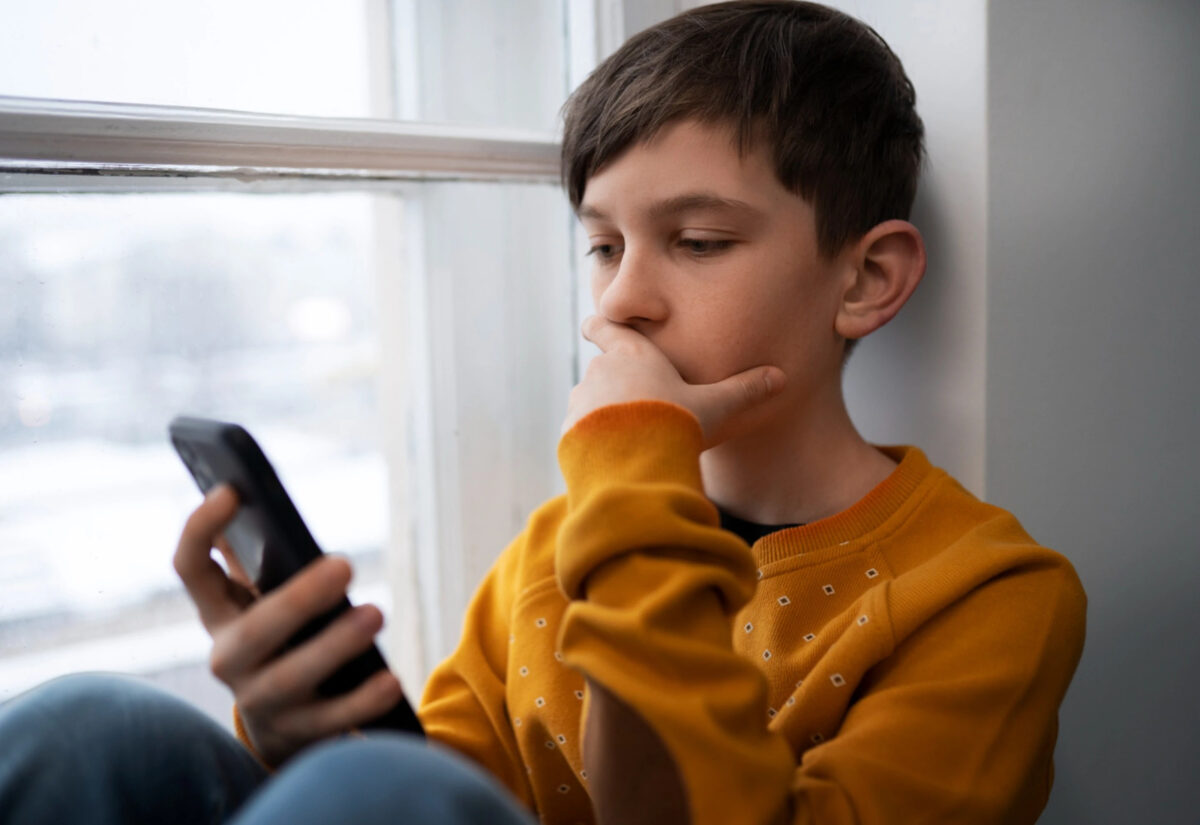 Estudio indica que los niños con control parental del celular duermen y estudian mejor