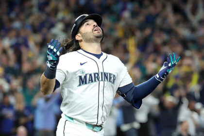 Eugenio Suárez se alzó con el premio Luis Aparicio 2025