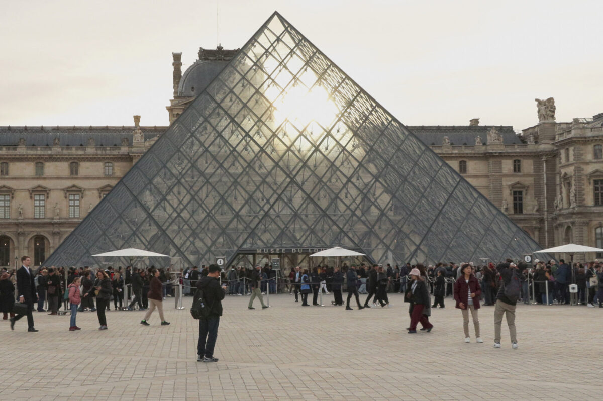 Reabrió al público con restricciones el museo del Louvre