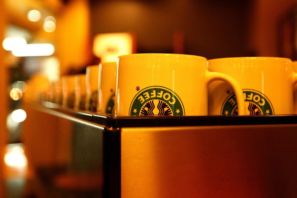 Estrategia de renovación de Starbucks en EE UU incluye el cierre de 400 tiendas y una ola de despidos 