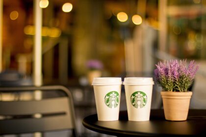 Estrategia de renovación de Starbucks en EE UU incluye el cierre de 400 tiendas y una ola de despidos 