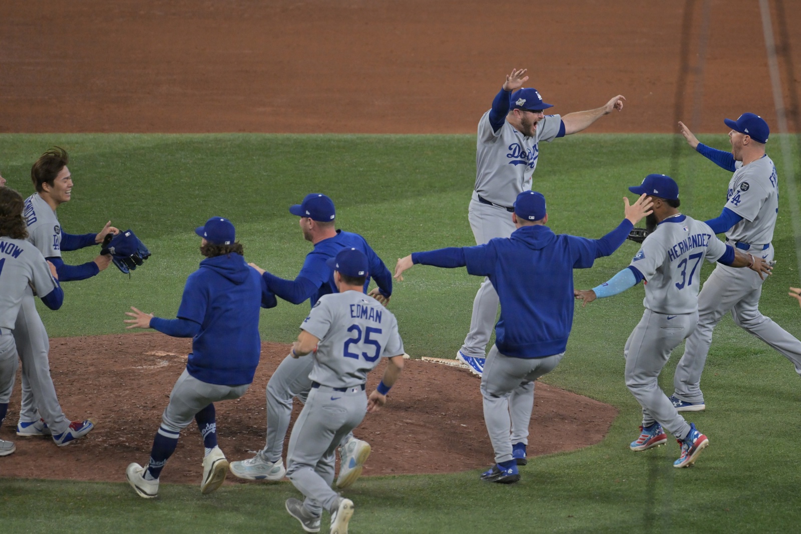 En imágenes: la remontada de los Dodgers que los llevó al bicampeonato de la Serie Mundial