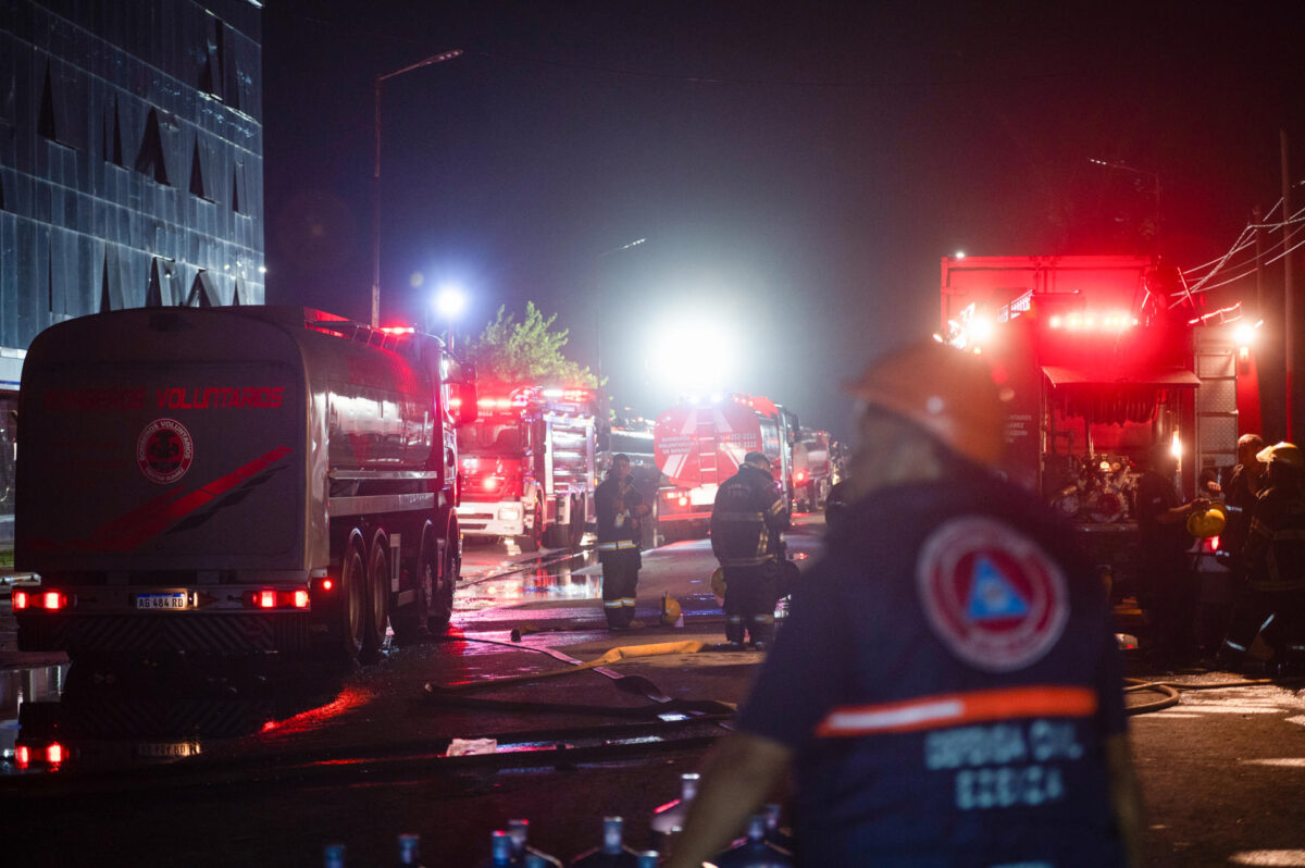 En imágenes: explosión en zona industrial cercana al principal aeropuerto de Argentina dejó al menos 15 heridos