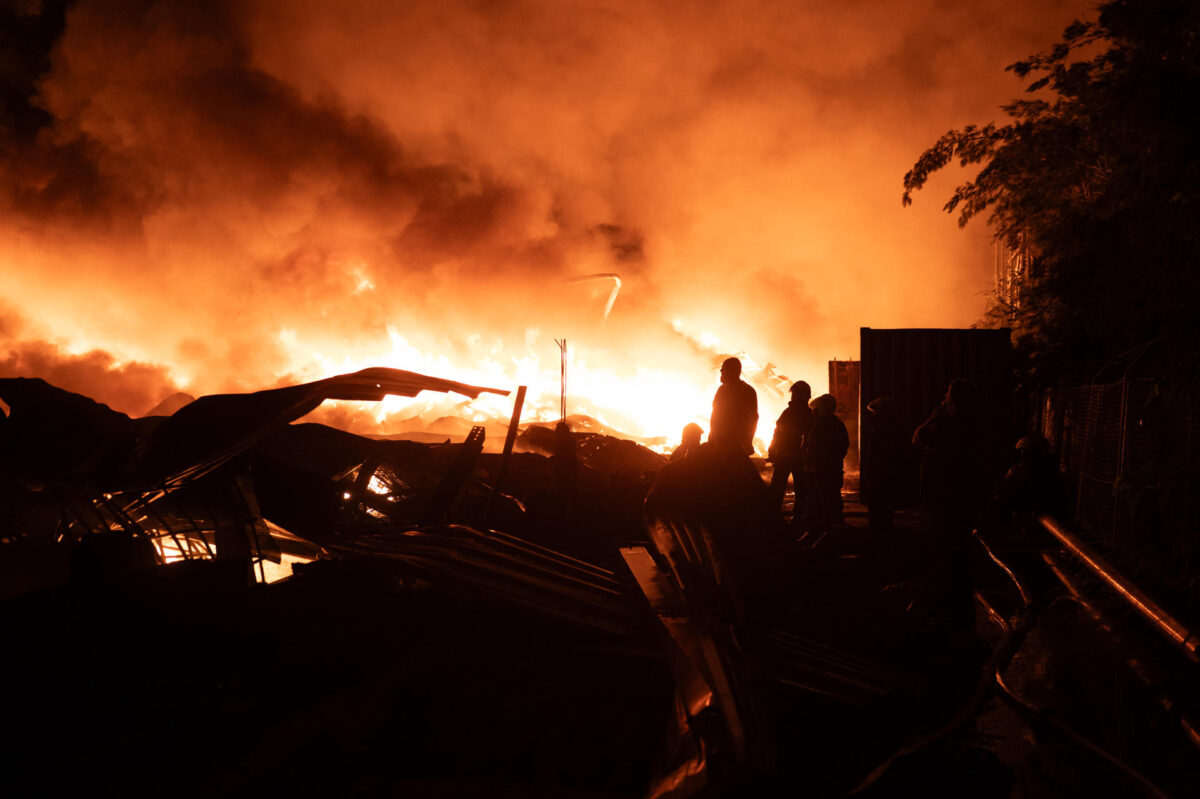 En imágenes: explosión en zona industrial cercana al principal aeropuerto de Argentina dejó al menos 15 heridos