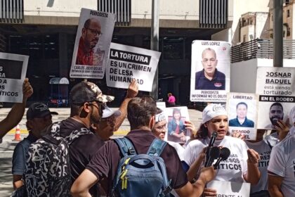 #TeExplicamosElDía | Viernes 26 de diciembre Familiares de presos políticos se concentraron frente a la sede principal del Ministerio Público