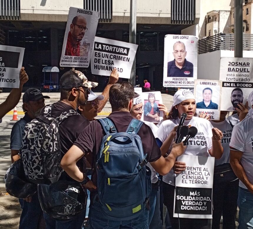 #TeExplicamosElDía | Viernes 26 de diciembre Familiares de presos políticos se concentraron frente a la sede principal del Ministerio Público