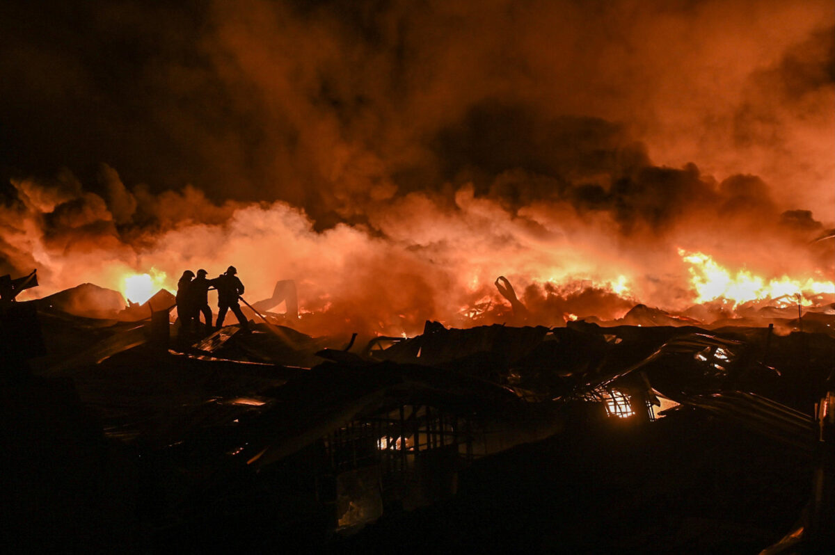 En imágenes: explosión en zona industrial cercana al principal aeropuerto de Argentina dejó al menos 15 heridos