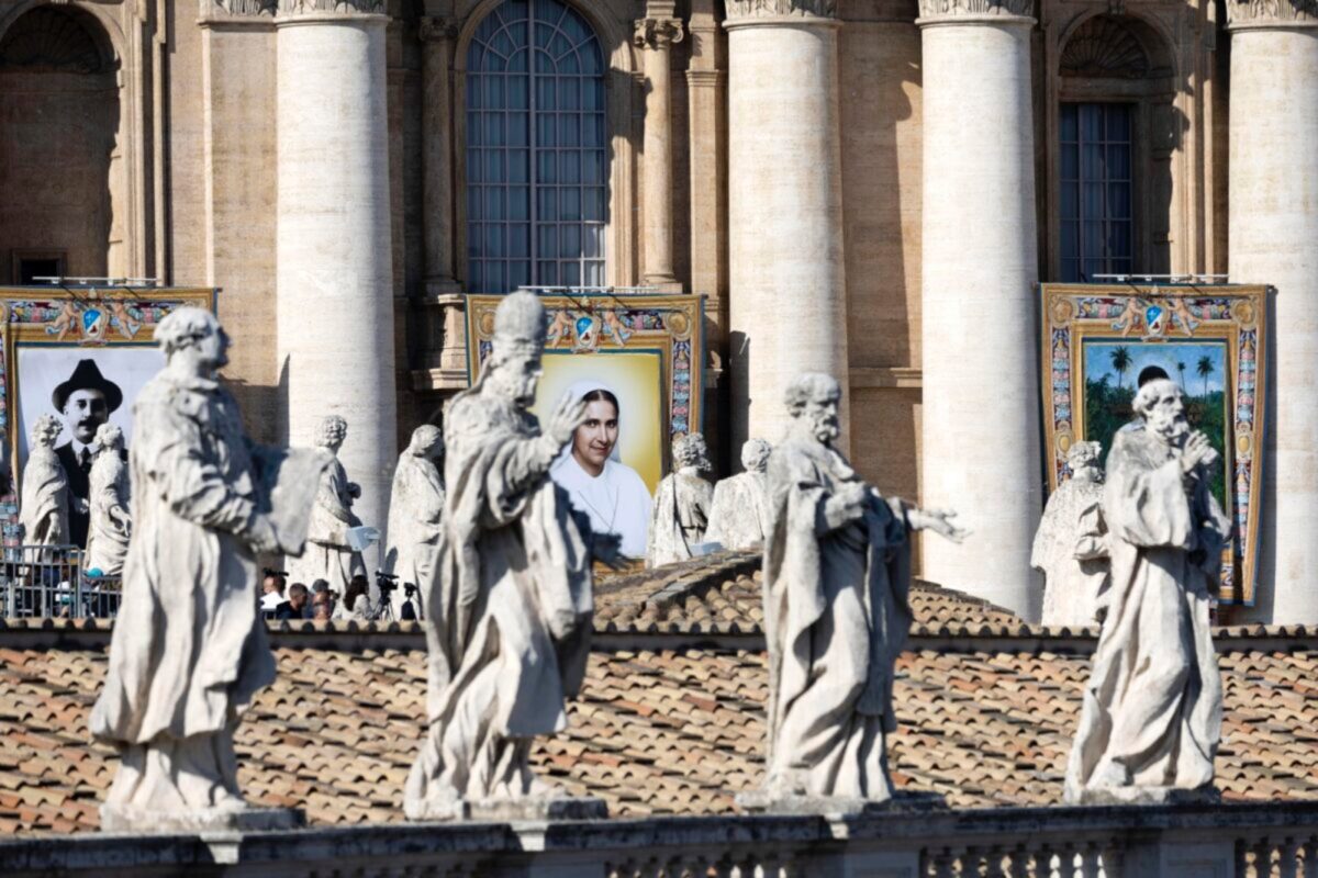 ¿El papa León XIV le regaló un libro y una medalla de San Pedro a Nicolás Maduro? 