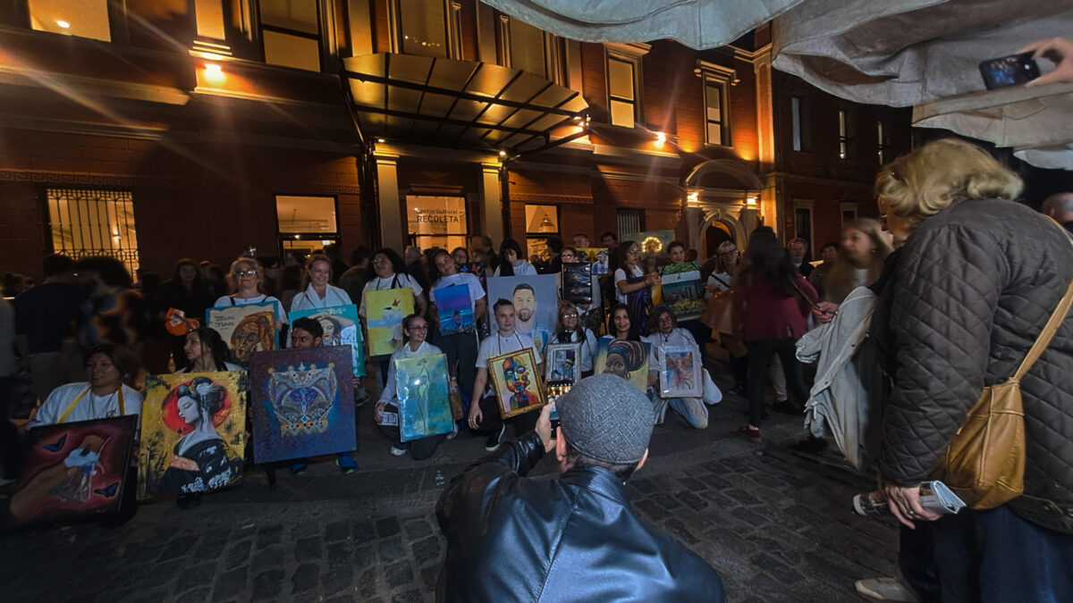 “Arte en el pecho”, la iniciativa venezolana que irrumpió en la Noche de los Museos de Buenos Aires