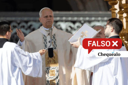 ¿El papa León XIV le regaló un libro y una medalla de San Pedro a Nicolás Maduro? 