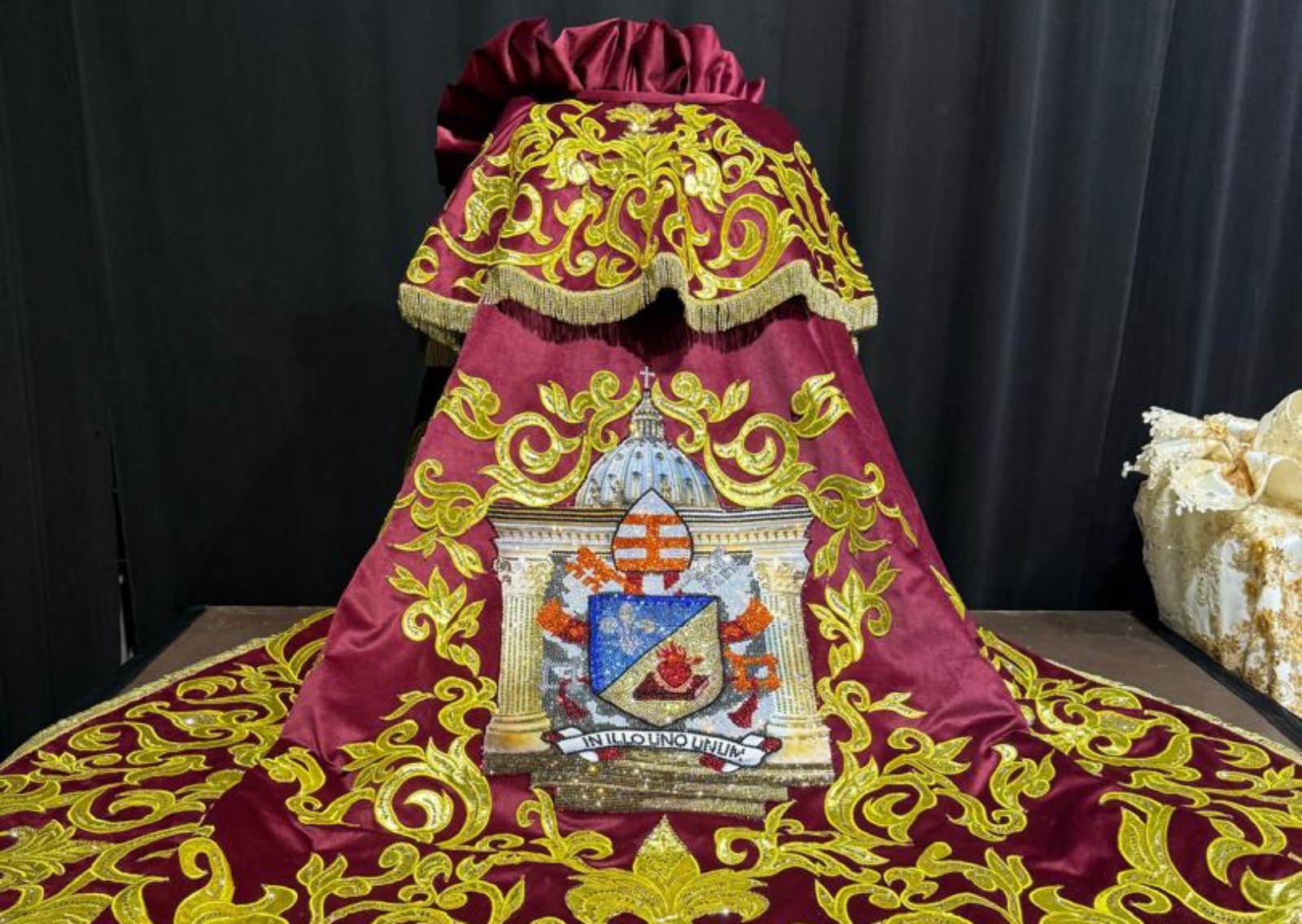 Miriam Rodríguez, diseñadora del traje de la Virgen de la Chinita: “Cada puntada es un acto de fe”