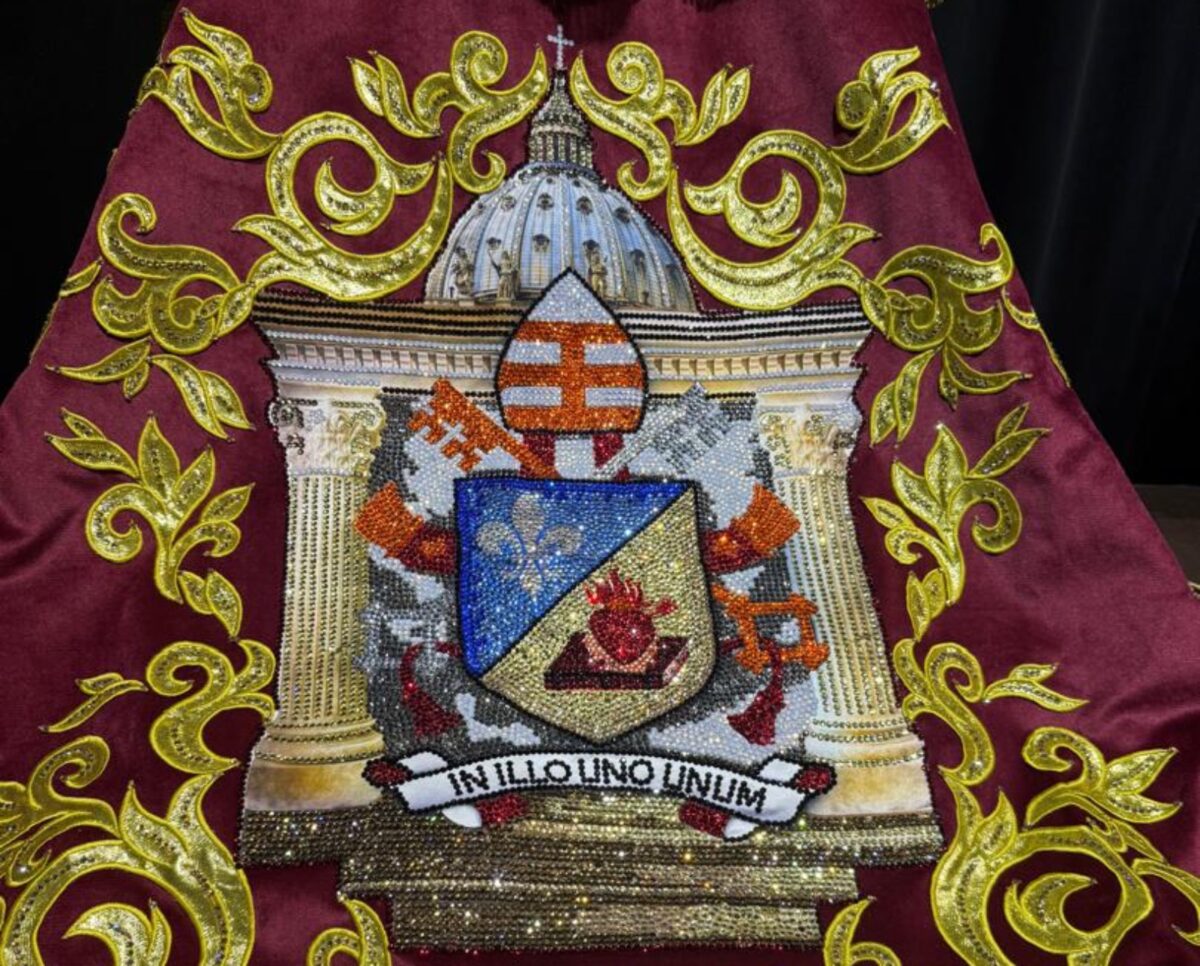 Miriam Rodríguez, diseñadora del traje de la Virgen de la Chinita: “Cada puntada es un acto de fe”