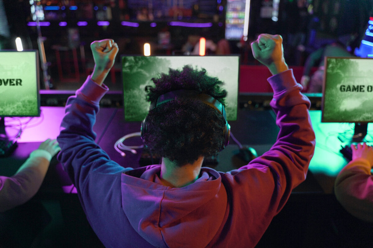 Adolescentes que juegan videojuegos con elementos de azar tienen más probabilidad de hacer apuestas reales en el futuro
