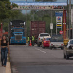 Venezolanos improvisan rutas hacia la frontera con Colombia para conectar con vuelos internacionales