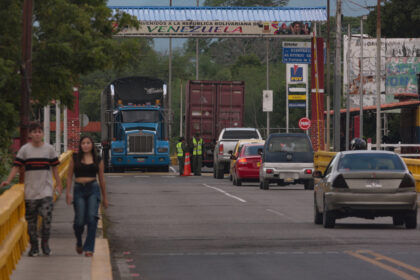 Venezolanos improvisan rutas hacia la frontera con Colombia para conectar con vuelos internacionales
