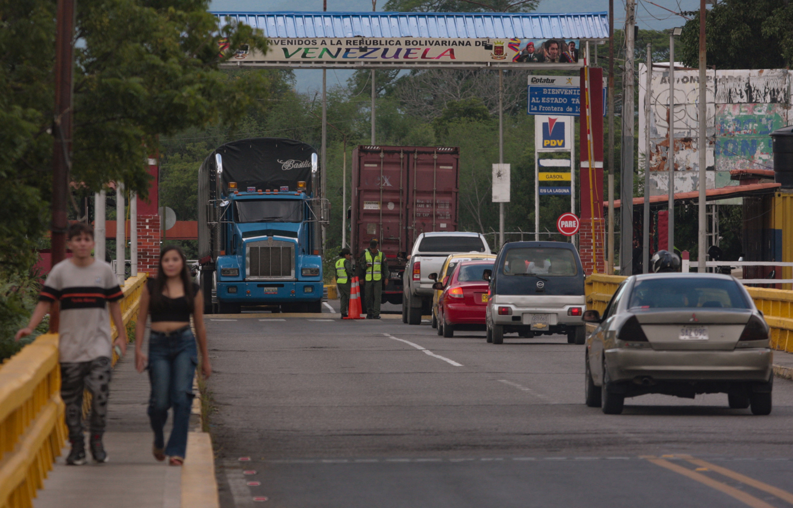 Venezolanos improvisan rutas hacia la frontera con Colombia para conectar con vuelos internacionales Venezolanos improvisan rutas hacia la frontera con Colombia para conectar con vuelos internacionales