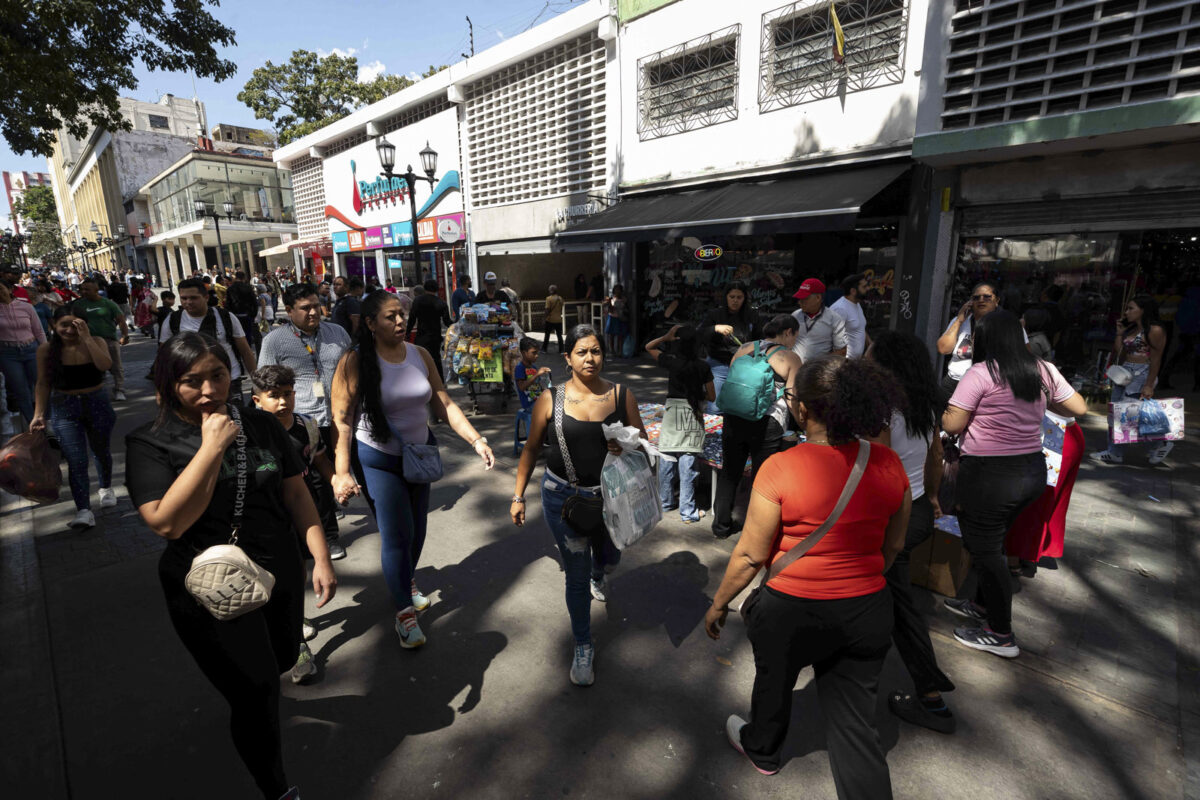 Los venezolanos, más preocupados por la economía que por el despliegue de EE UU: “La plata no te rinde”
