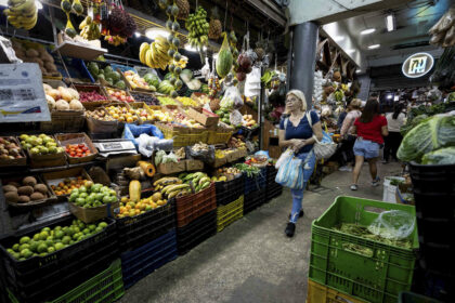 Los venezolanos, más preocupados por la economía que por el despliegue de EE UU: “La plata no te rinde”