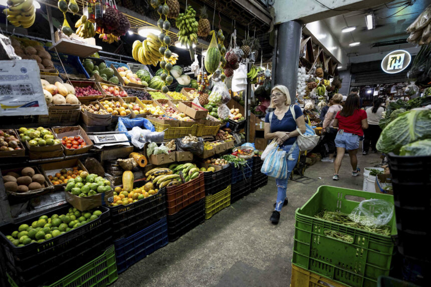 Los venezolanos, más preocupados por la economía que por el despliegue de EE UU: “La plata no te rinde”