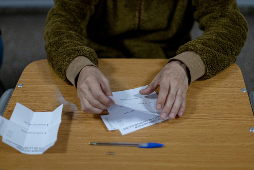 Abrieron los colegios electorales en Chile para la segunda vuelta presidencial