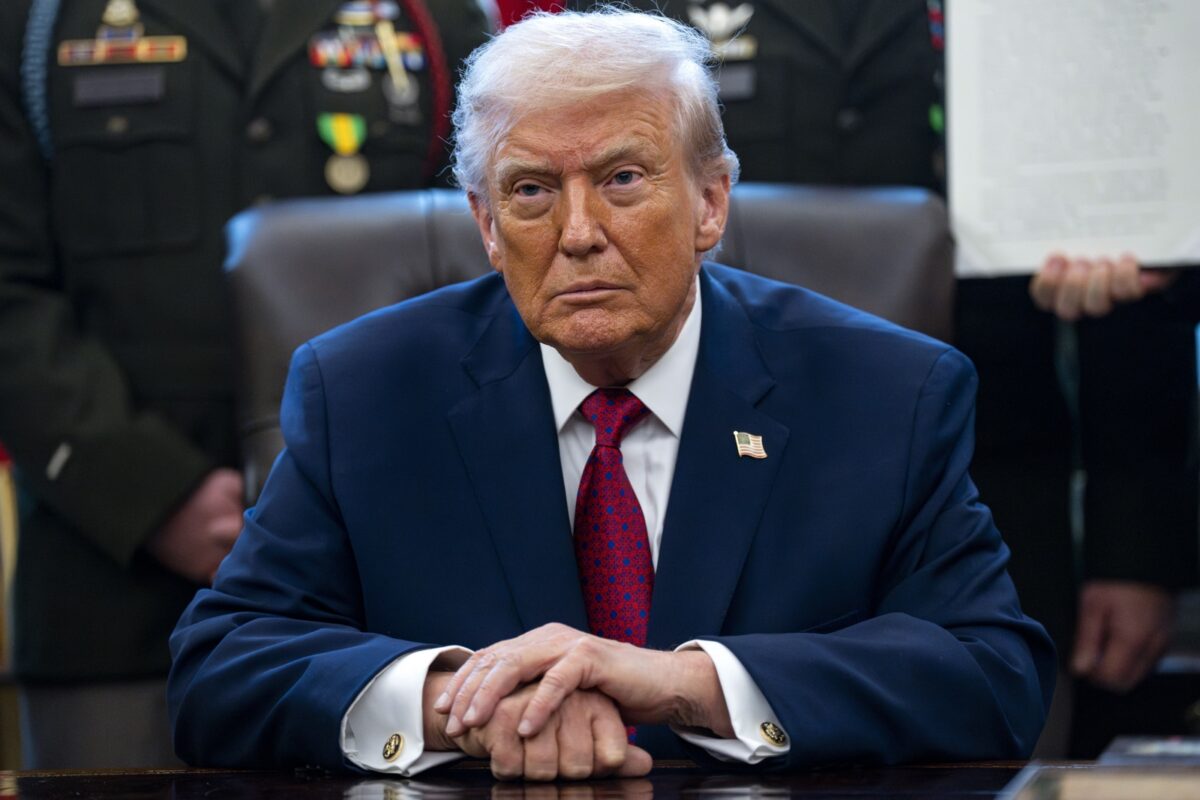 Trump ordenó el bloqueo total de los buques petroleros sancionados que entren y salgan de Venezuela