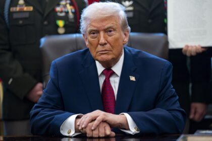 Trump ordenó el bloqueo total de los buques petroleros sancionados que entren y salgan de Venezuela