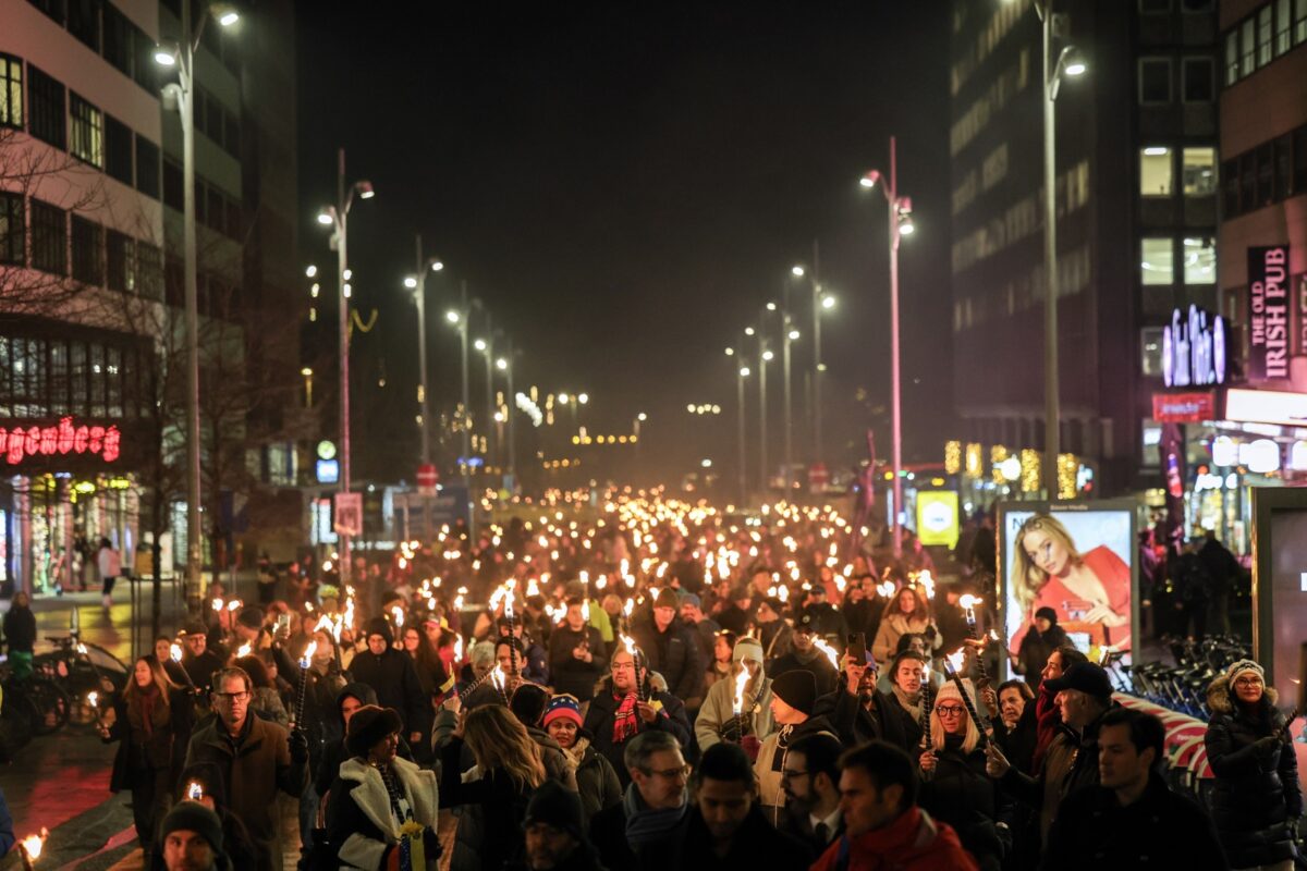 En imágenes: así transcurrió la Marcha de las Antorchas tras la entrega el Premio Nobel de la Paz