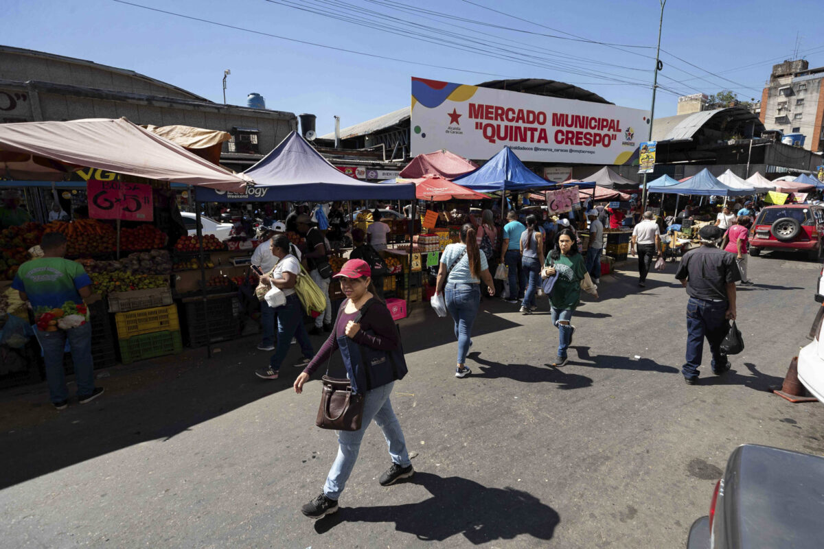 Los venezolanos, más preocupados por la economía que por el despliegue de EE UU: “La plata no te rinde”