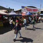 Los venezolanos, más preocupados por la economía que por el despliegue de EE UU: “La plata no te rinde”