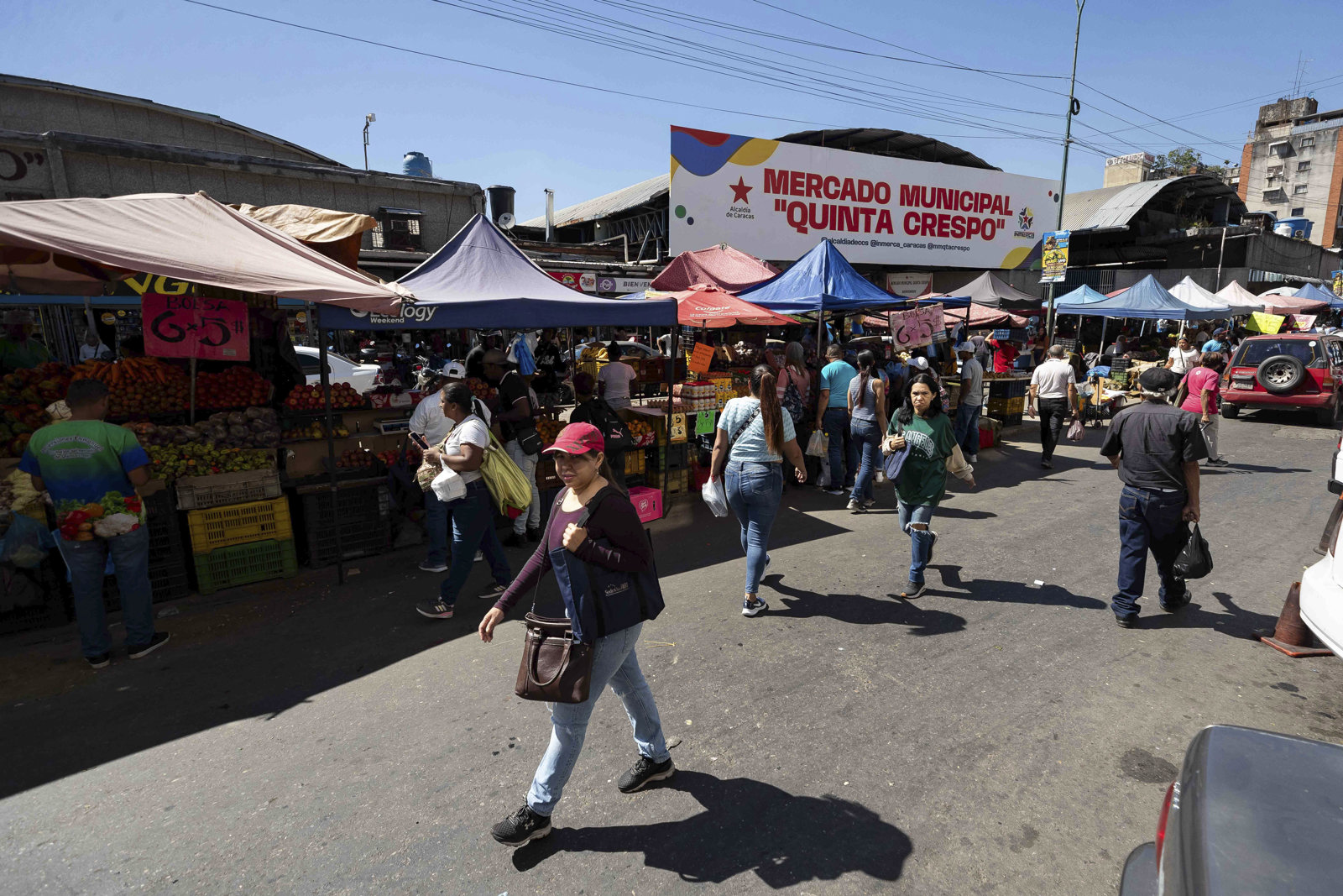 Los venezolanos, más preocupados por la economía que por el despliegue de EE UU: “La plata no te rinde”