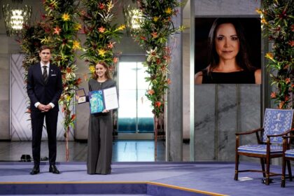 Hija de María Corina Machado recibió el Premio Nobel de la Paz en Oslo en nombre de su madre