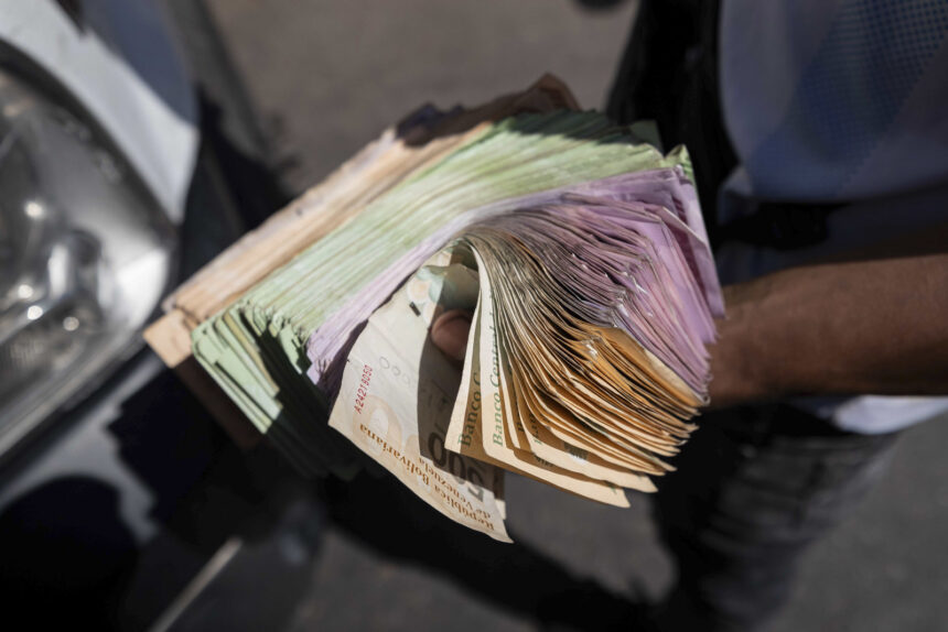 Los venezolanos, más preocupados por la economía que por el despliegue de EE UU: “La plata no te rinde”