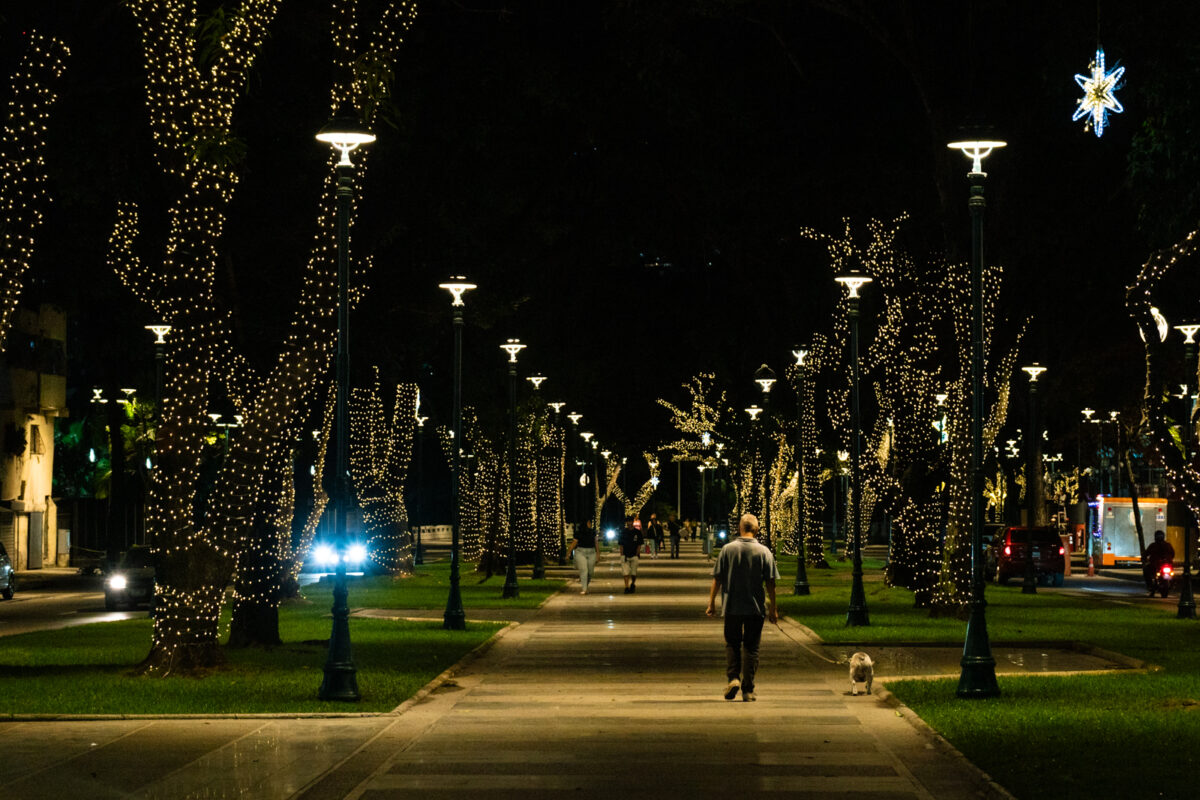 Caracas se ilumina en Navidad: así brillan las decoraciones nocturnas en la ciudad