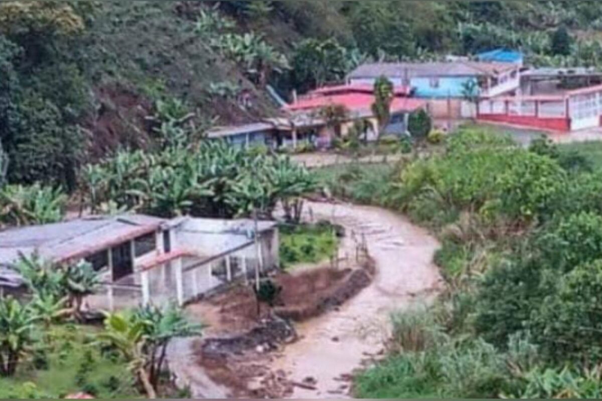Al menos seis viviendas afectadas por el desbordamiento de una quebrada en Mérida