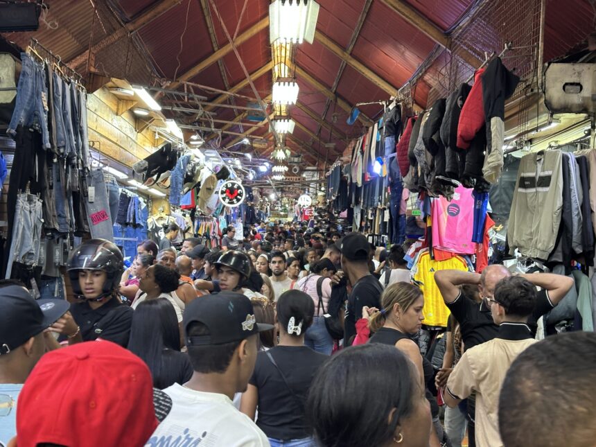 Caracas en vísperas de Navidad: calles llenas, mercados a tope y la ciudad que no se detiene