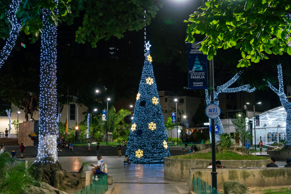 Caracas se ilumina en Navidad: así brillan las decoraciones nocturnas en la ciudad