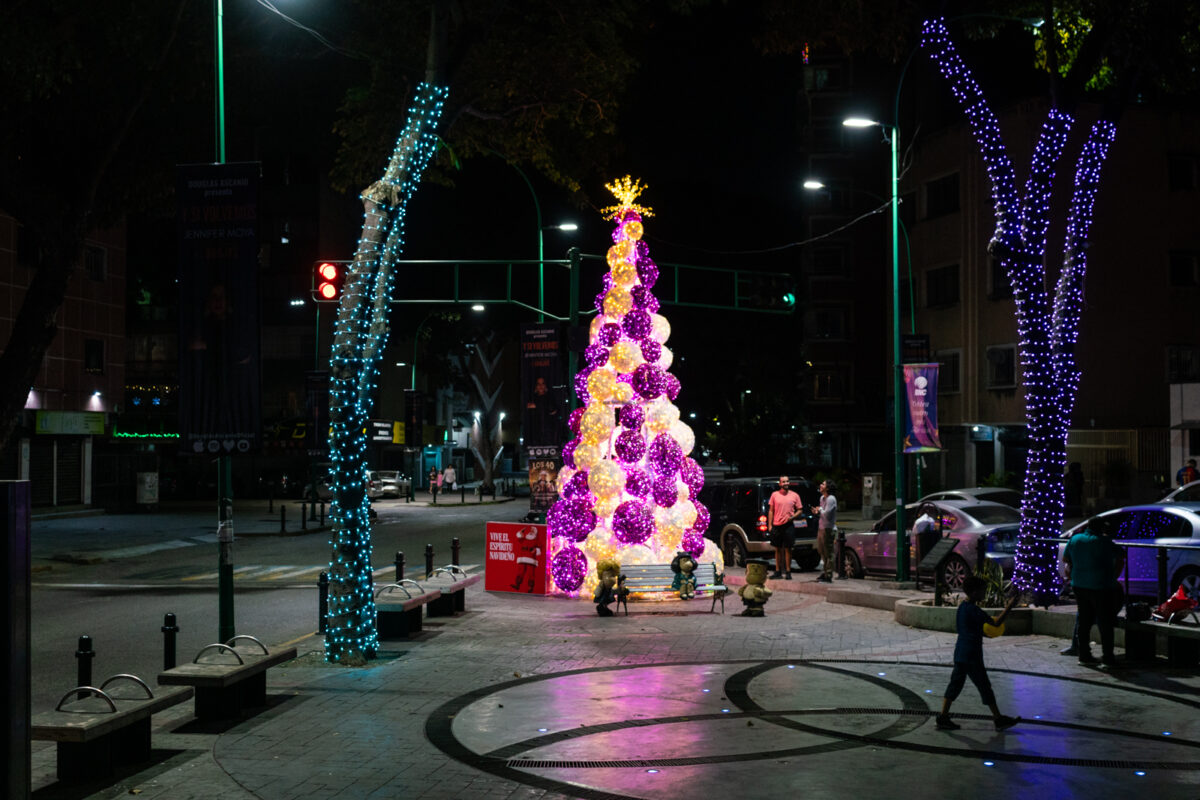 Caracas se ilumina en Navidad: así brillan las decoraciones nocturnas en la ciudad
