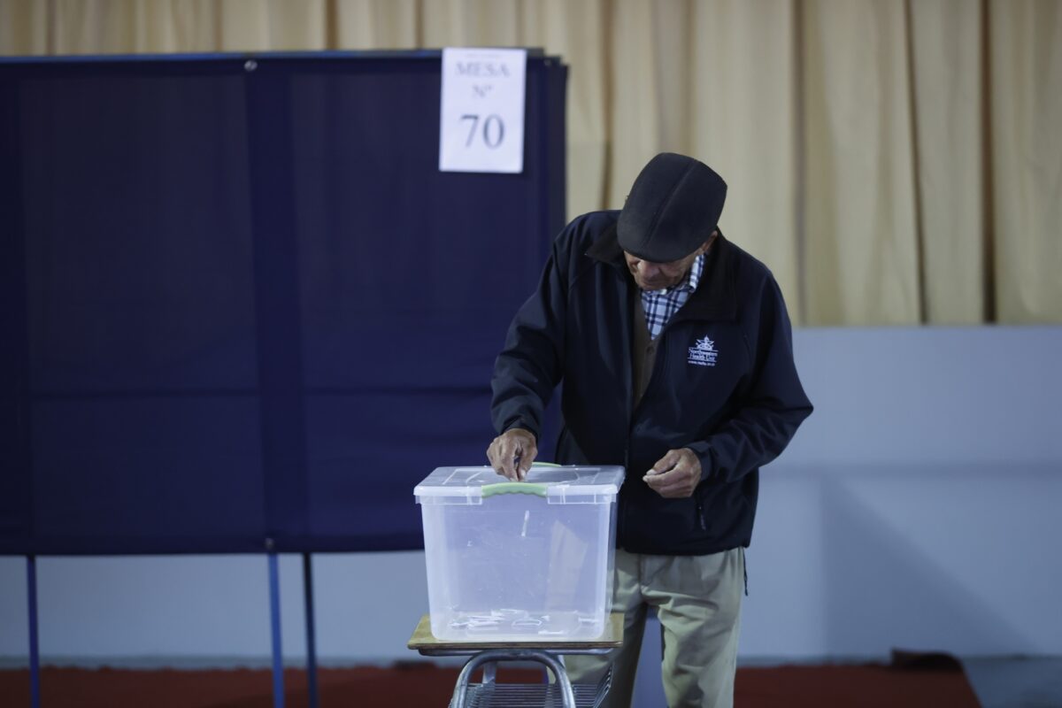 Abrieron los colegios electorales en Chile para la segunda vuelta presidencial