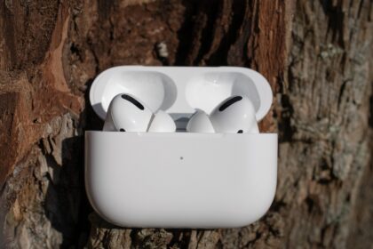 La traducción en tiempo real de los AirPods llegó a la Unión Europea