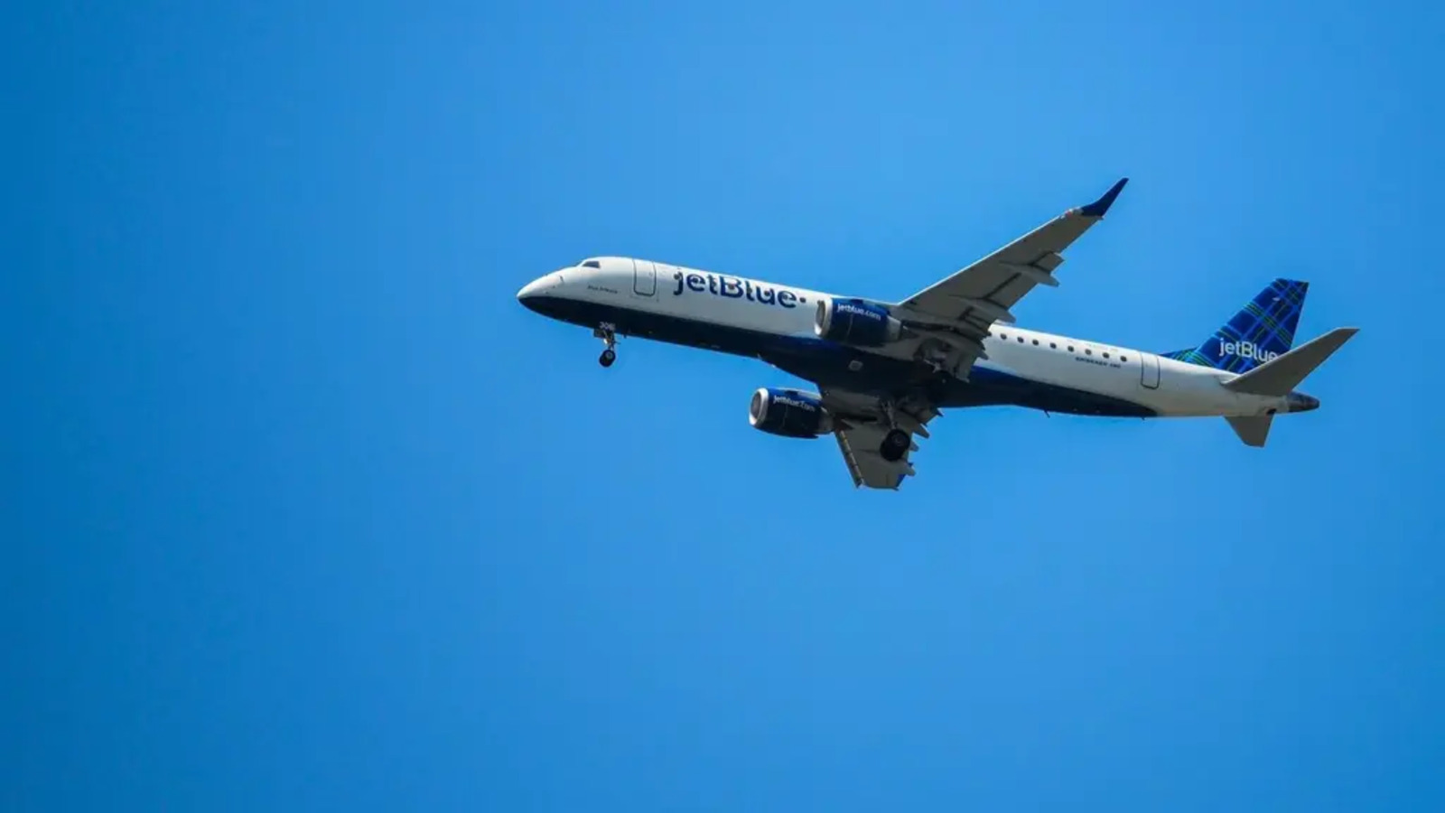 Un segundo avión reportó evitar una colisión con un avión militar de EE UU cerca de Venezuela