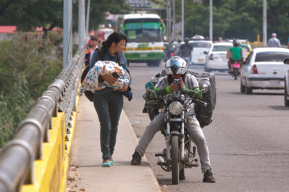Autobuses retomaron paso por el puente Francisco de Paula Santander que conecta Táchira con Colombia