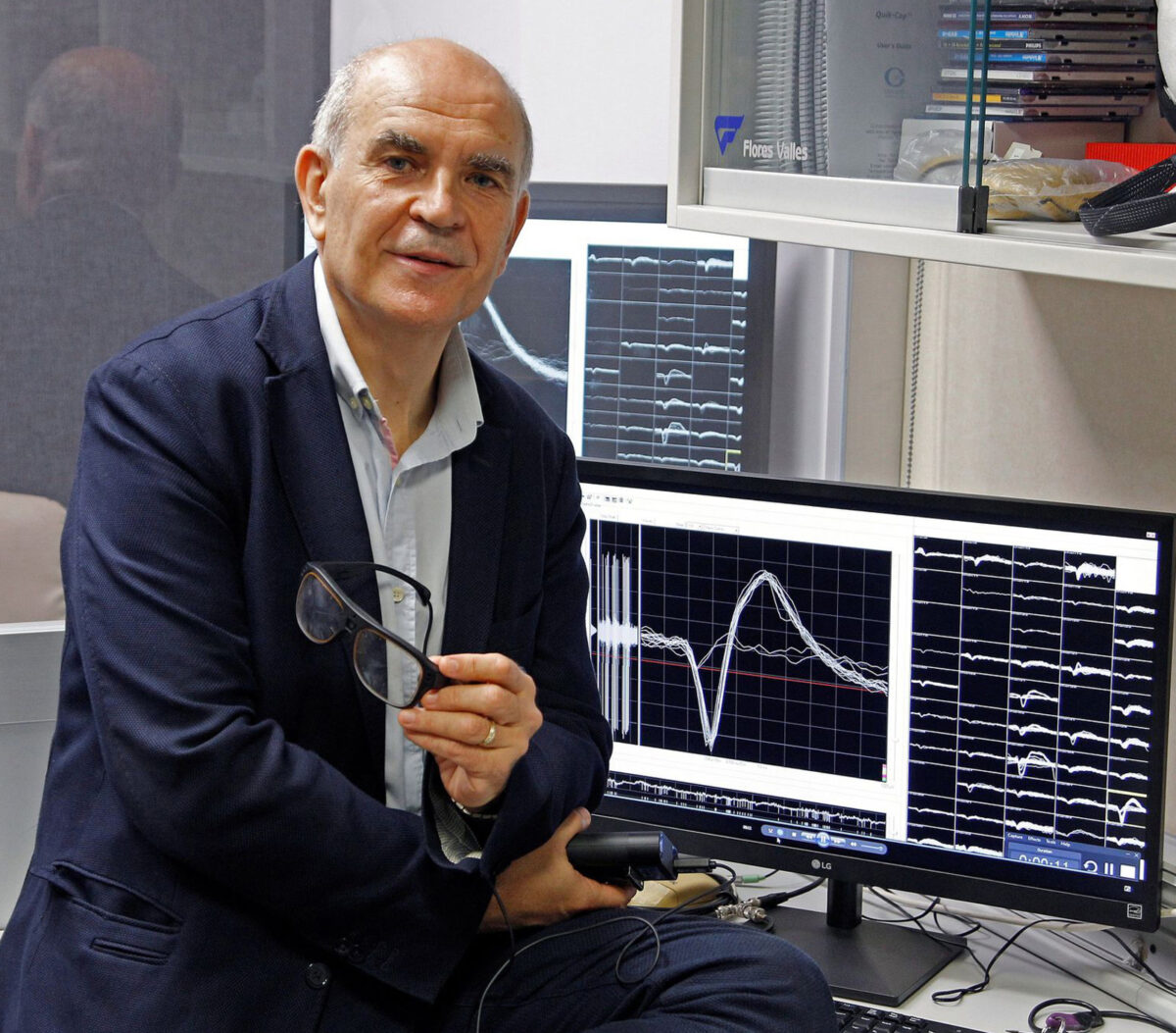 MADRID, 27/12/2025.- Implantes cerebrales que permiten a personas con parálisis mover un miembro o incluso jugar a un videojuego, que "leen" las señales cerebrales y traducen pensamientos en palabras casi en tiempo real son algunos de los últimos avances de un incipiente pero prometedor campo de la neurotecnología: el de las interfaces. Por ahora, estos logros son pruebas de concepto o pequeños ensayos clínicos que sirven para demostrar la viabilidad de una cirugía, de un biomaterial o de un modelo de Inteligencia Artificial (IA) entrenado para prever las órdenes del cerebro pero, en conjunto, son los avances que en el futuro harán realidad el desarrollo de dispositivos para asistir a las personas sin movilidad o con enfermedades neurológicas. En la imagen, Eduardo Fernández, director del Instituto de Bioingeniería de la Universidad Miguel Hernández de Elche. EFE/Instituto de Bioingeniería de la Universidad Miguel Hernández de Elche  *****SOLO USO EDITORIAL/SOLO DISPONIBLE PARA ILUSTRAR LA NOTICIA QUE ACOMPAÑA (CRÉDITO OBLIGATORIO) ****