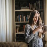 ¿Qué es el text neck y cómo el uso del celular puede dañar la cervical?